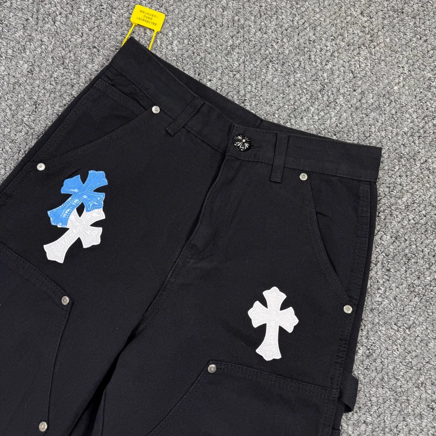 P290 model number: H860 chrome hearts Top Cow King F&F Limited to relatives and friends 1of1 Carhartt base version Jeans Three-dimensional version Loose and comfortable, not picky about body shape Look taller and slimmer Factory Seiko Original quality control Same style for men and women Can be matched with couples Versatile recommendation Must-have jeans for all seasons Hipsters have been disappointed From the quality selection of fabrics, the tailoring of details, and the matching of patterns are impeccable! The upper body is so handsome when worn...it can be easily worn by men, women and children! The craftsmanship is made of heavy-duty washed pure cotton denim fabric. After washing, it is soft and thick and looks very stylish when worn. Size: 28, 30, 32, 34, 36 (S-XXL) Color: black